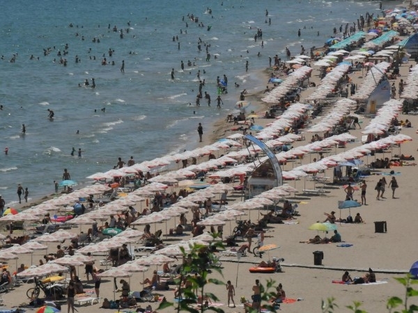 Северният и южният плаж в Бургас се препълниха в неделния