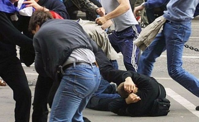 Седем мъже са задържани във връзка с масово сбиване в