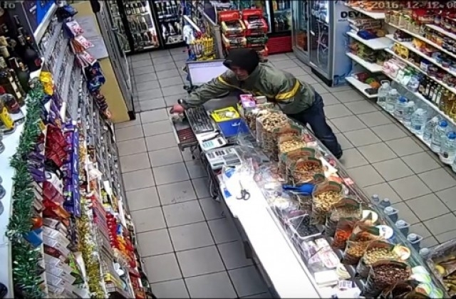 Полицаи издирват бандит, откраднал пари и цигари от магазин във