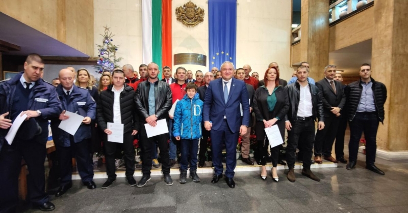 Наградиха спасителите на Сашко, той ги аплодира