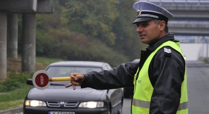 Полицаи са заловили неправоспособен зад волана на кола с чужди