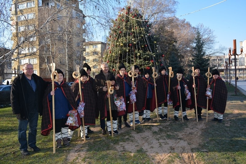 На площад Жеравица днес пристигнаха група коледари съобщиха от Община