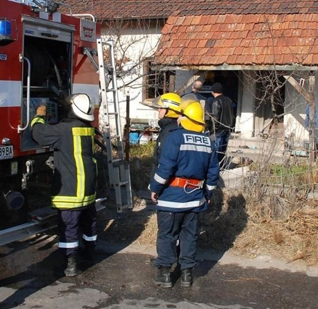 Овъгленото тяло на възрастна жена е открито след пожар в
