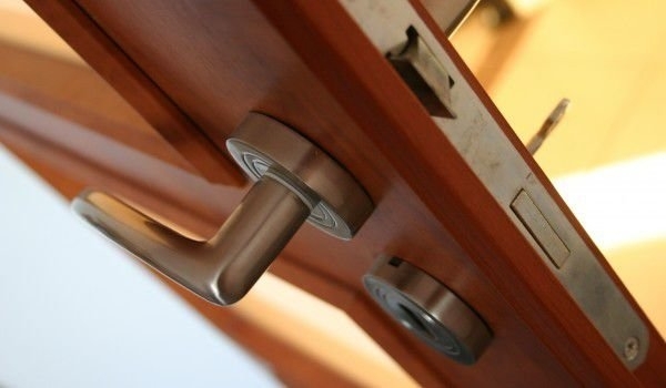 Хванали са 45 годишен врачанин повредил входна врата на жилище съобщиха