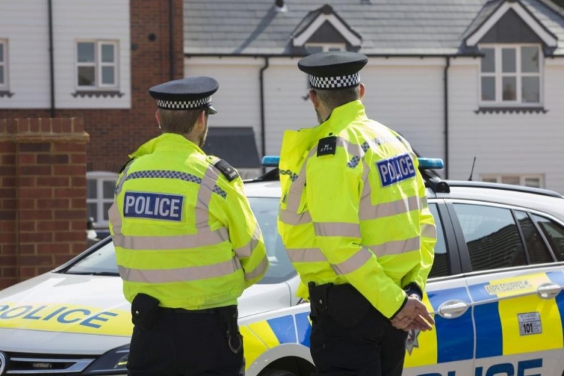 Британската полиция съобщи че е арестувала въоръжен мъж за когото