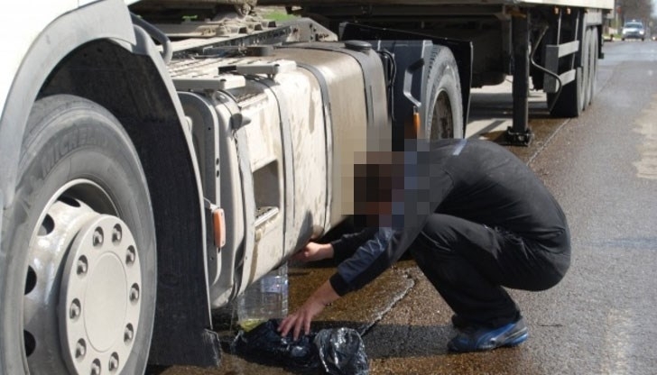 Полицаи хванаха 3 ма източили 90 литра гориво от влекач на