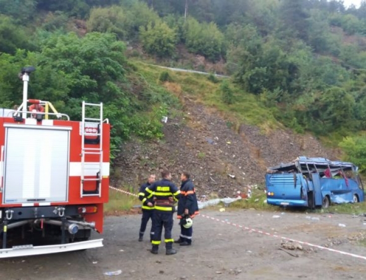 Жертвите на тежката катастрофа с автобус край Своге станаха 17