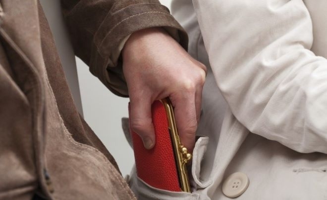 Апаш открадна портмонето на жена в магазин в Мездра съобщиха