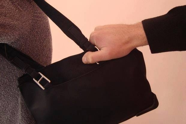 Апаш задигна дамската чанта на жена от магазин в Козлодуй