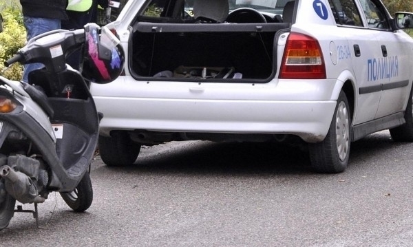 Полицаи заловиха неправоспособен младеж от София да кара мотора си