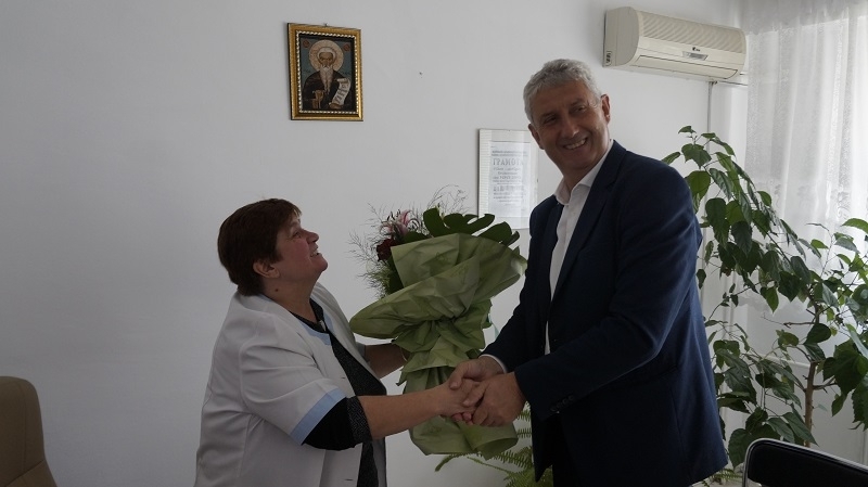 Букет цветя получи управителят на МБАЛ Мездра д р Илияна