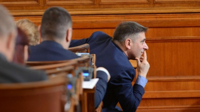 Парламентът гласува оставката на Цецка Цачева и я замени с