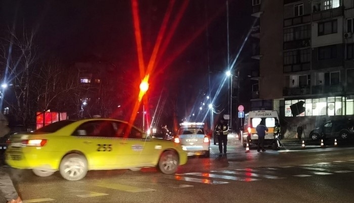 Пострадалата 54 годишна пешеходка е настанена в болница съобщиха от МВР