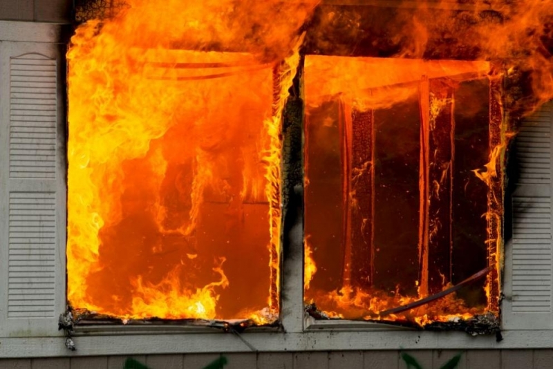 Над 70 жилища са унищожени от горския пожар бушуващ край