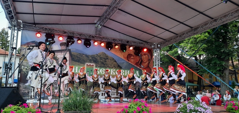 Магия пъстри носии буйни хора и мелодични песни ще ни