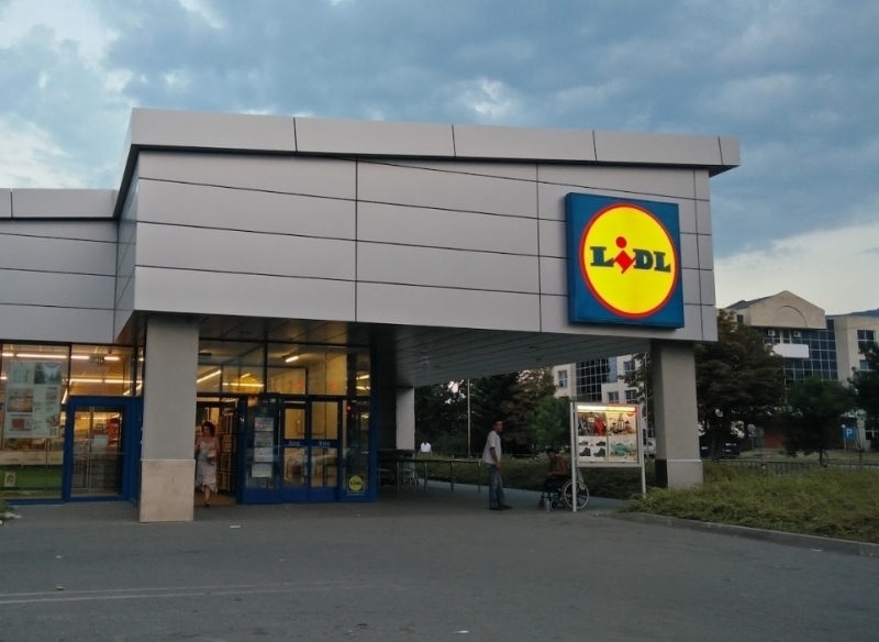 Хипермаркет Лидл във Враца разочарова клиентите си като ги остави