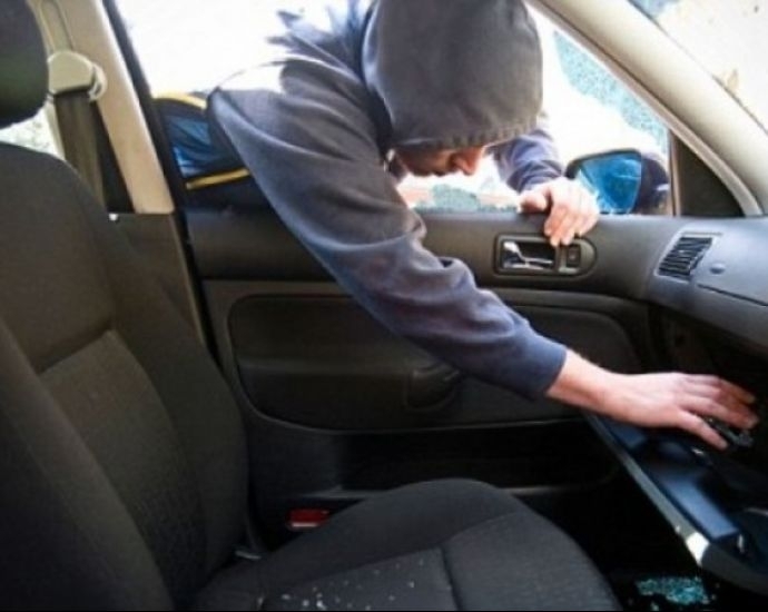 Бандит задигна 1000 лева от кола във Врачанско съобщиха от