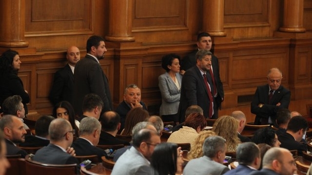 Парламентът ще се събере днес на редовно заседание след вчерашното