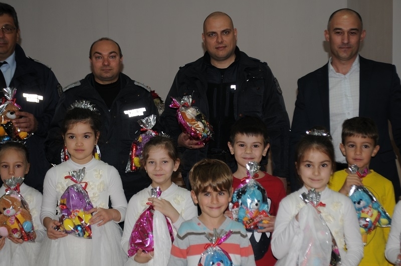 За поредна година в дните преди Коледа възпитаници на Детска