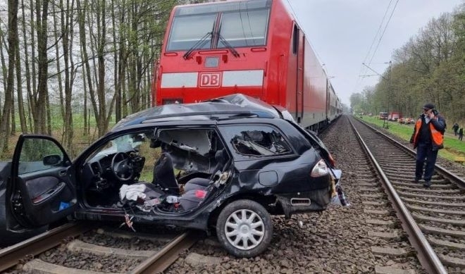 Трима души загинаха при сблъсък на автомобил с влак на