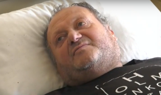 Мъж в тежко състояние е каран два пъти с линейка