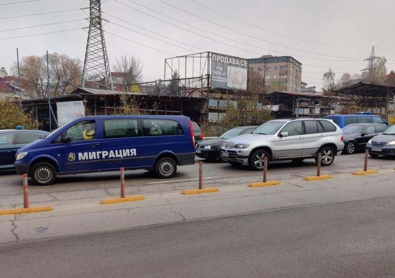 Миниван с 13 нелегални мигранти е задържан в София съобщиха