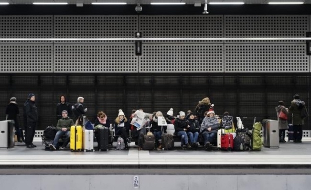 Хиляди пътници останаха блокирани на гари в Германия днес заради