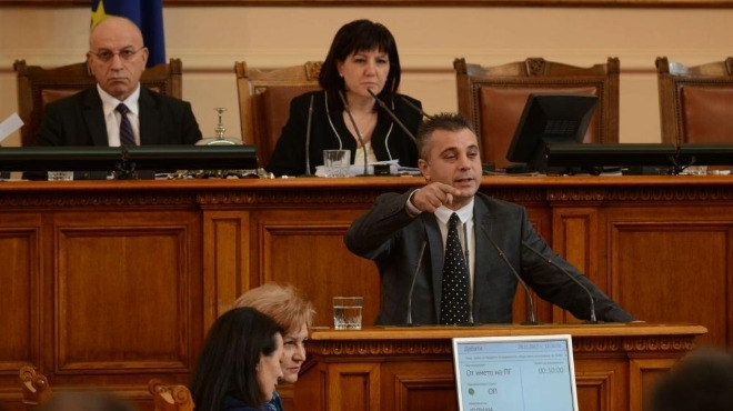 Декларацията на ДПС предизвика челен сблъсък с националистите в пленарната