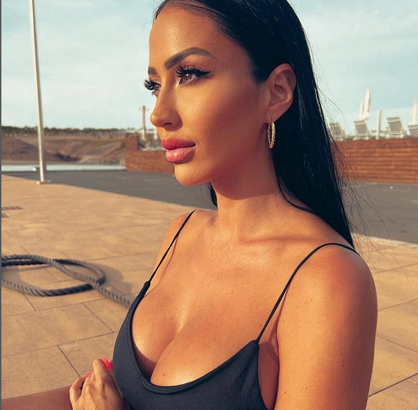 Наскоро надарената Аура Руис мина под олтара но това явно