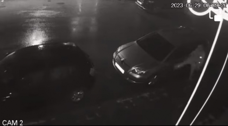 Неизвестен мъж счупи огледалата на коли във Враца научи агенция