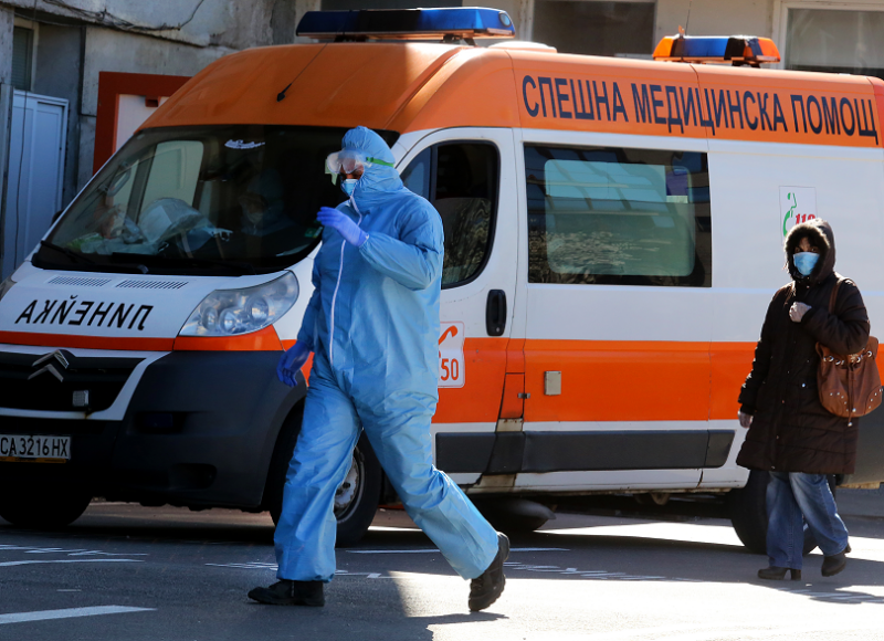 Мъж почина рано тази сутрин след цяла нощ обикаляне с