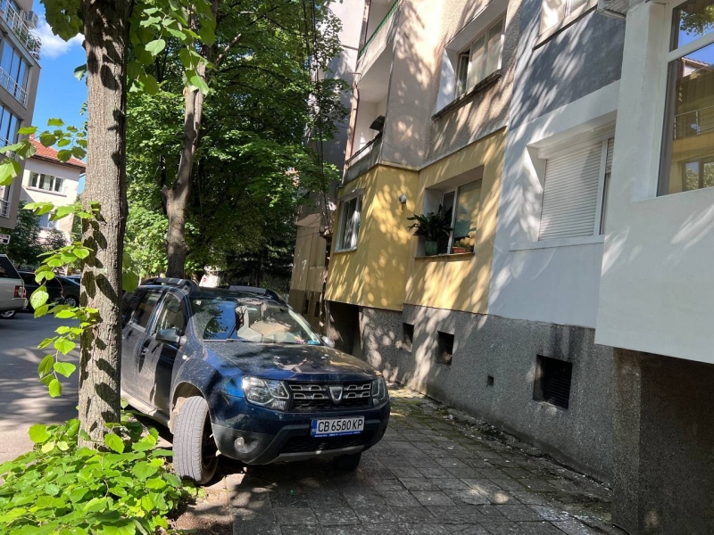 Поредният наглец вбеси врачани с неграмотното си паркиране научи агенция