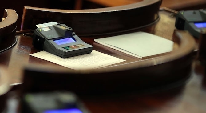 Парламентът прие на първо четене и без дебати два законопроекта