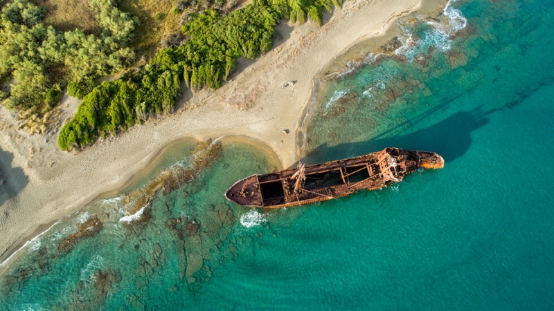 Двама мъже жена и 12 годишно момиче бяха открити живи след