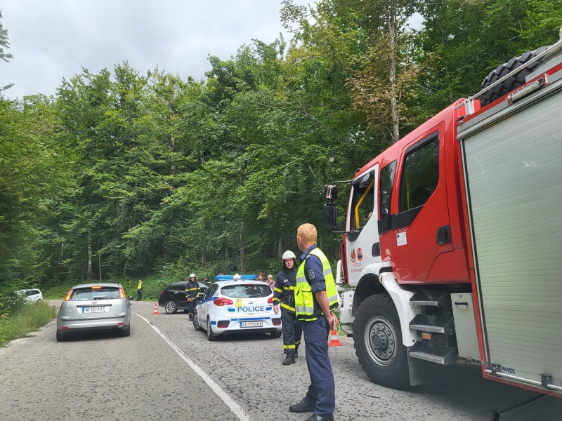 Жена е пострадала при тежка верижна катастрофа между три коли