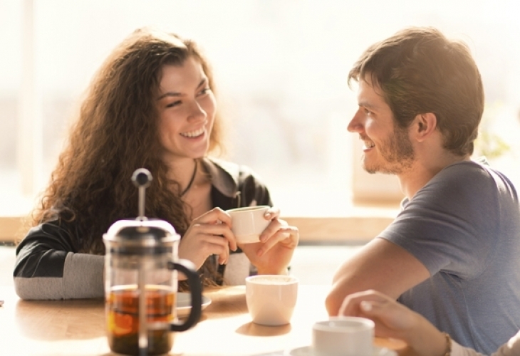 За неомъжените жени флиртуването е обикновен и естествен начин да