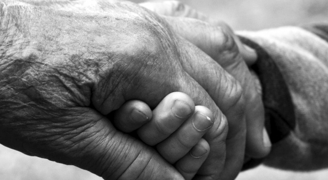 Лек автомобил е блъснал баба и внуче пешеходци в