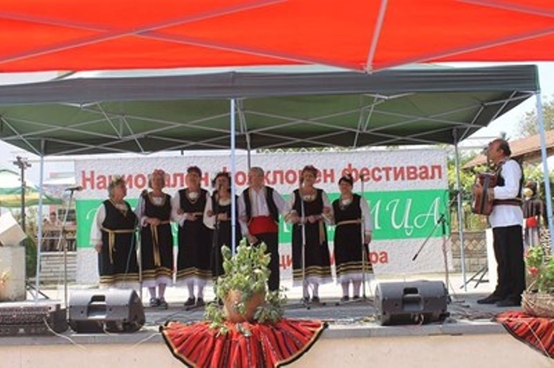 Самодейната фолклорна група към пенсионерския клуб в Световрачане вече не