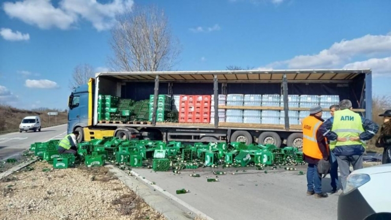 Камион натоварен с бира разсипа част от товара си Инцидентът е