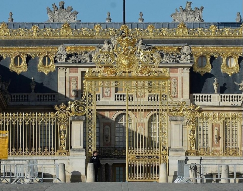 През 2024 г във Версайския дворец ще пристигне закъсняла пратка