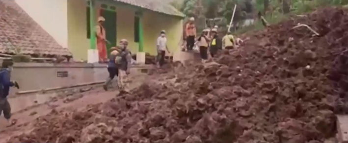 12 жертви на свлачища в Индонезия В ход са спасителни