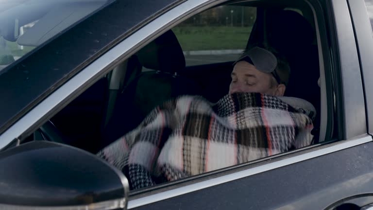 Куриоз в центъра на Враца! Мъж откри непознат да спи в колата му, оказа се дрогиран крадец от Монтана