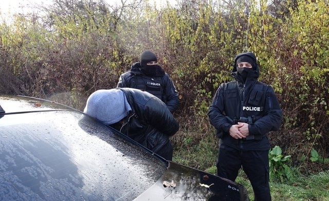 Полицаи намериха наркотици в БМВ Х5 в Лом съобщиха от