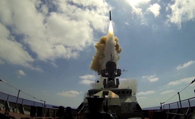 Частната американска компания "Спейс Екс" изстреля тестова ракета за пилотиран