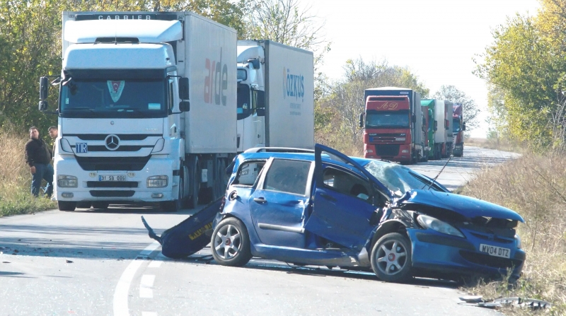 Човек е пострадал при катастрофа между лека кола и ТИР