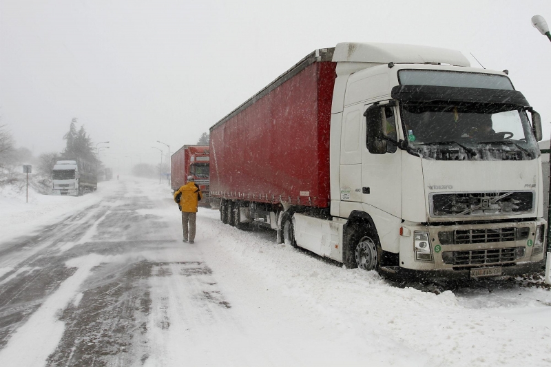 Спират тежките камиони по международен път Е 79 за да го