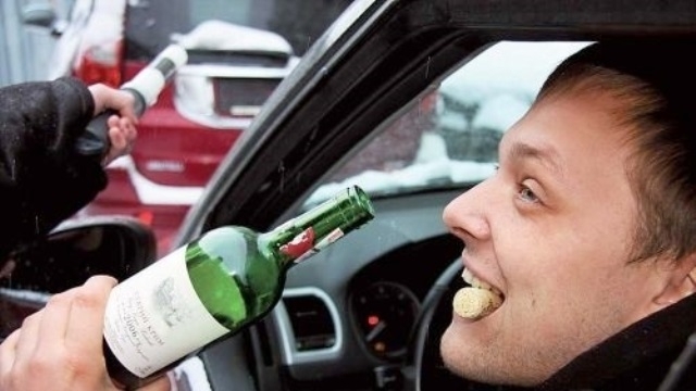 Служители на реда са хванали пиян мъж седнал зад волана