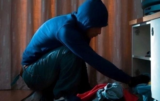 Бандит задигна пари от жилището на жена във Враца, полицията го издирва