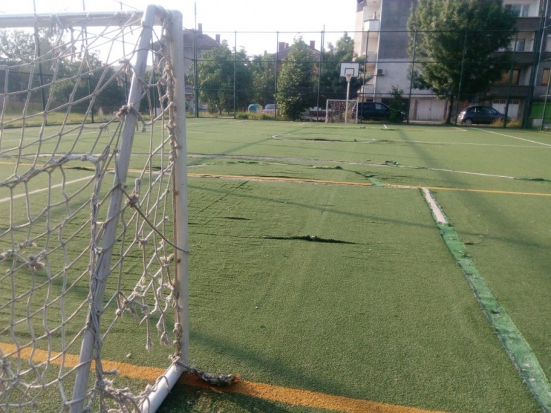 Футболна врата се стовари върху дете на спортна площадка