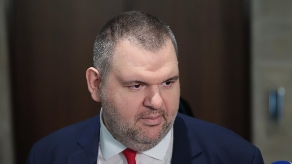 Пеевски показа стари законопроекти, подписани от него, Борисов, Мирчев и Христо Иванов